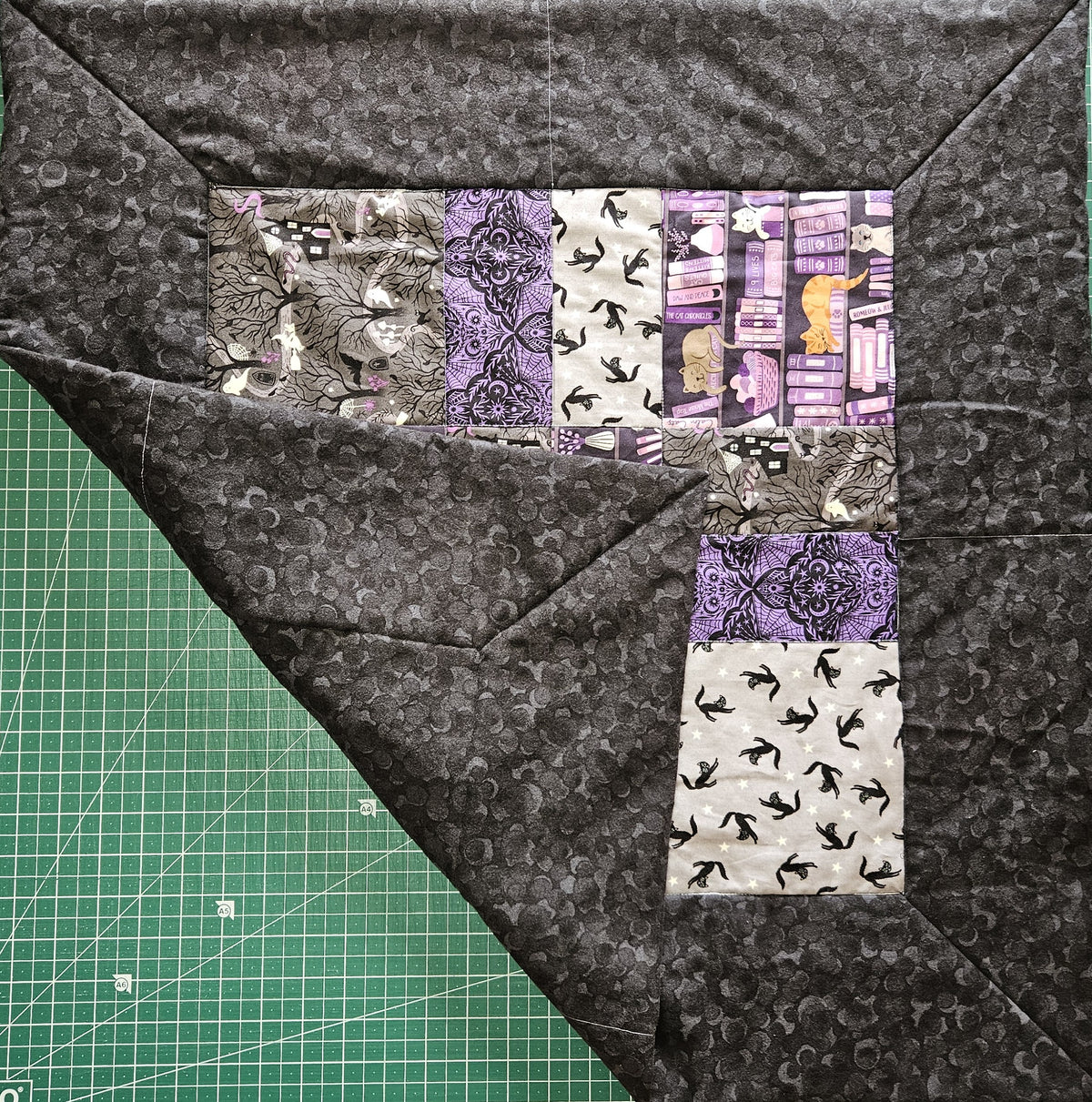 Pet - Baby Quilt Kit - Halloween & Cats. All included. Size 27.5" X 27.5"